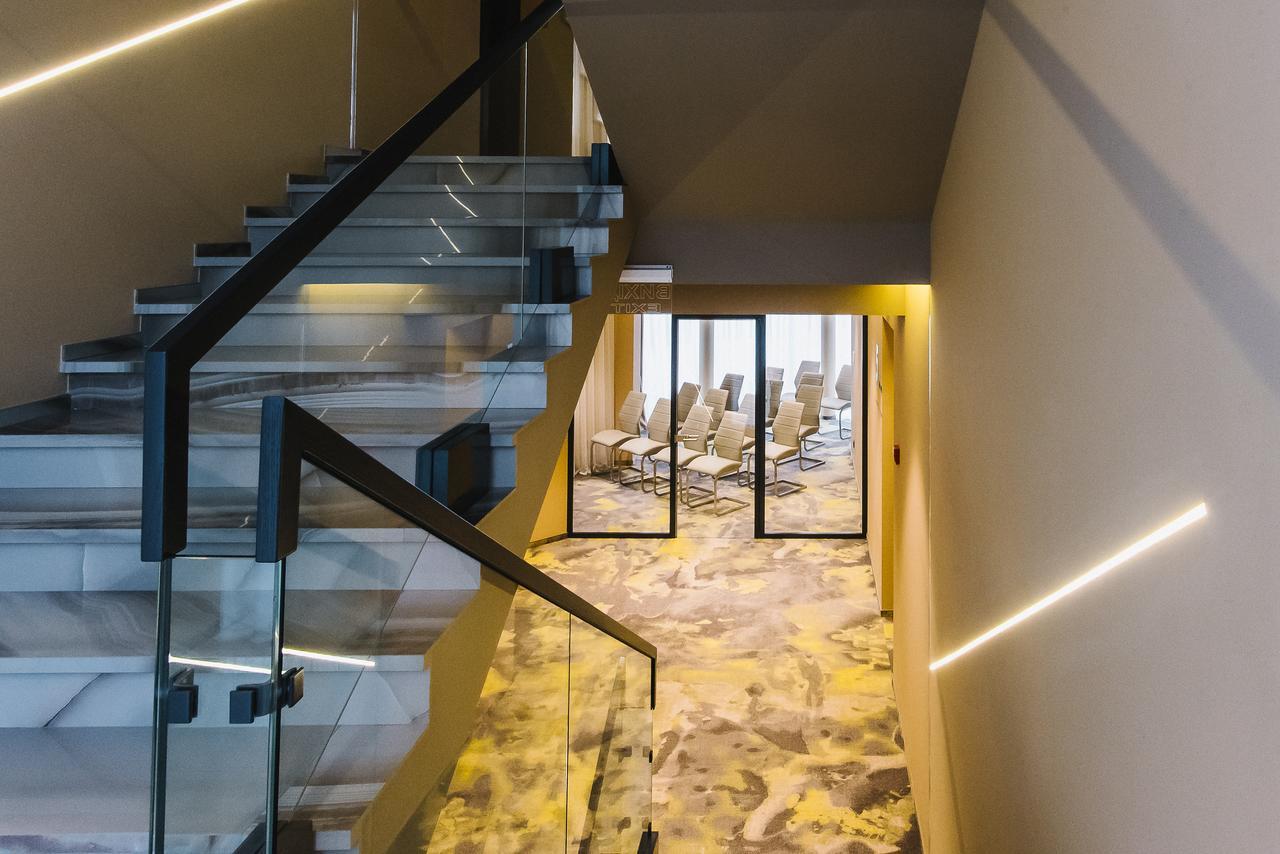 Noble Boutique Hotel Lutsʼk Exterior foto